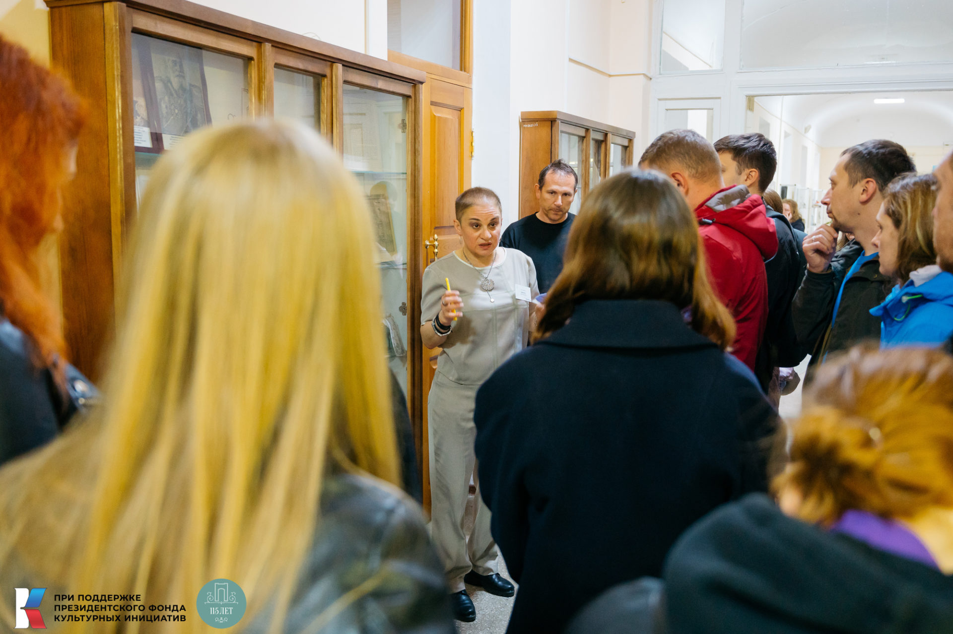 Экскурсию по музею психиатрии проводит Земфира Коркмазова
